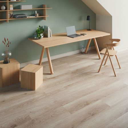Bild enthält, Floor, Flooring, Furniture, Table, Wood, Interior Design, Desk, Plywood, Hardwood, Chair