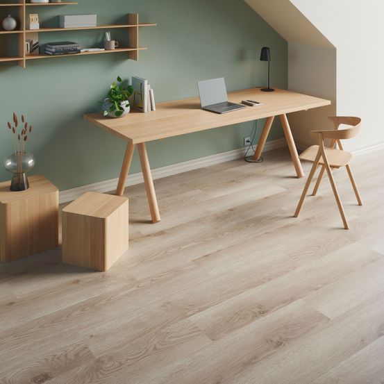 Bild enthält, Floor, Flooring, Furniture, Table, Wood, Interior Design, Desk, Plywood, Hardwood, Chair
