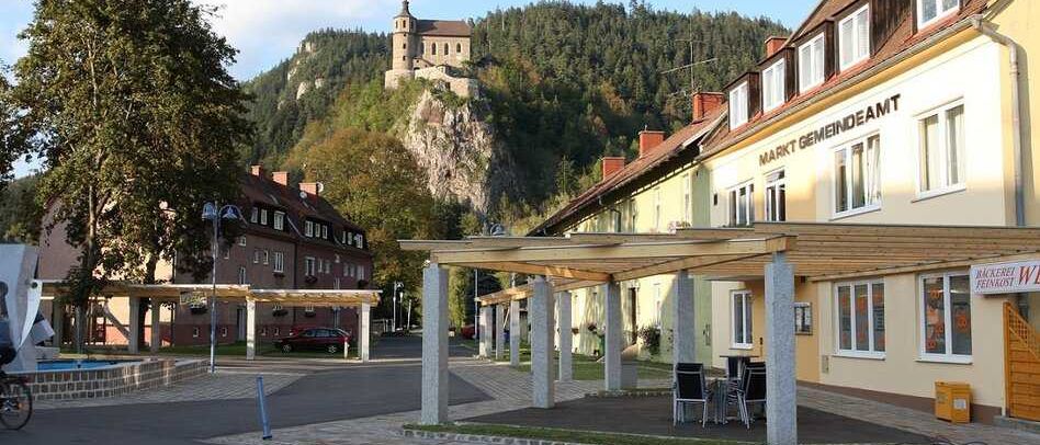 Bild enthält, Hotel, City, Neighborhood, Street, Urban, Outdoors, Bicycle, Bus Stop, Car, Housing