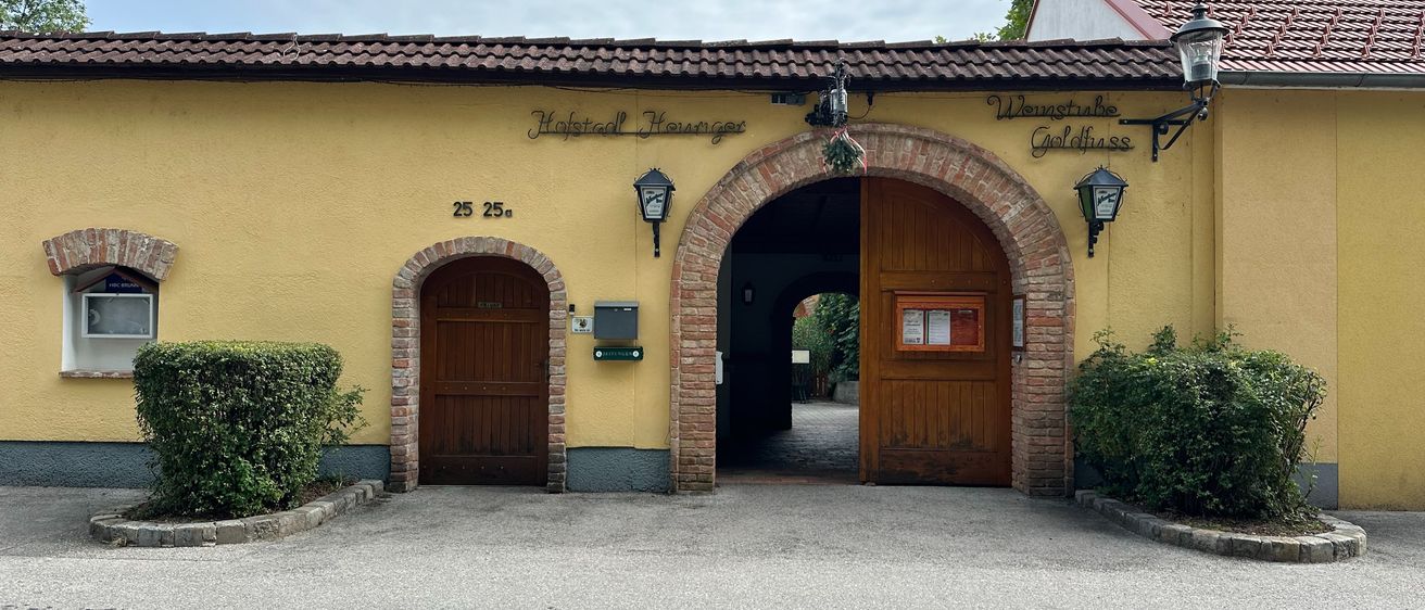 Bild enthält, Building, House, Housing, Villa, City, Door, Portico, Plant, Gothic Arch, Roof