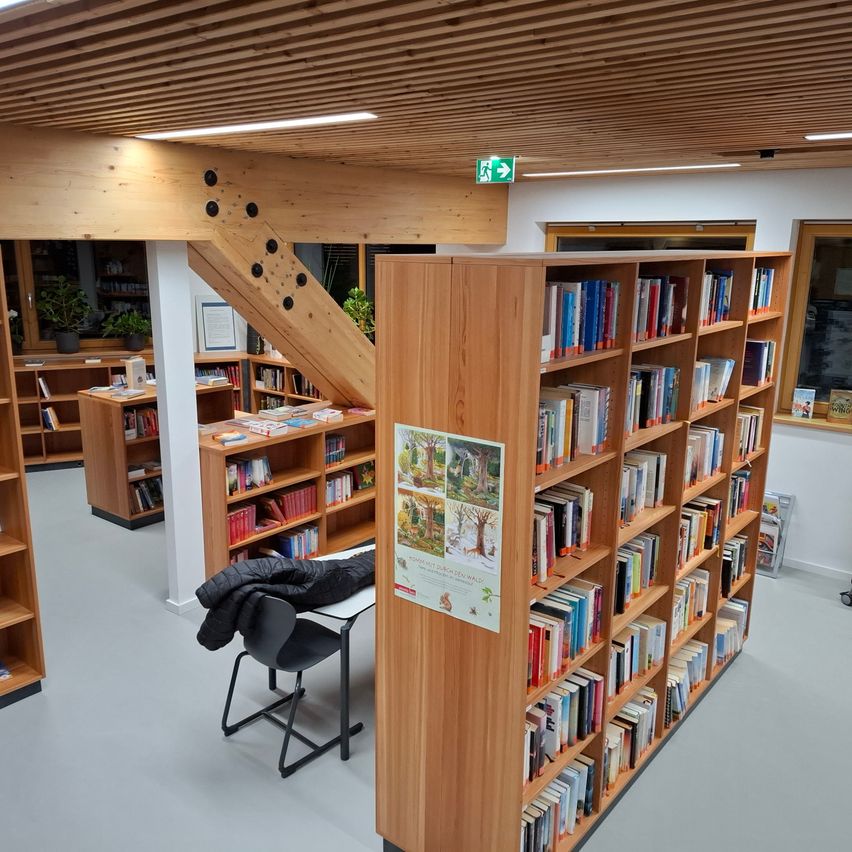 Bild enthält, Book, Indoors, Library, Publication, Furniture, Building, Interior Design, Bookcase, Chair, Person