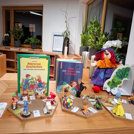 Bild enthält, Wood, Hardwood, Table, Flower Arrangement, Floor, Flooring, Desk, Person, Interior Design, Toy