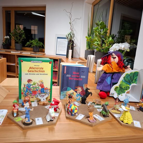 Bild enthält, Wood, Hardwood, Table, Flower Arrangement, Floor, Flooring, Desk, Person, Interior Design, Toy