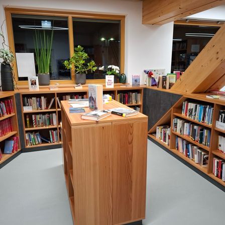Bild enthält, Furniture, Building, Bookcase, Book, Indoors, Library, Publication, Wood, Interior Design, Desk