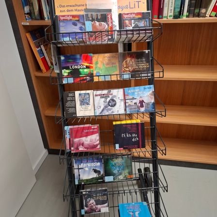 Bild enthält, Furniture, Bookcase, Shelf, Person, Architecture, Building, Face, Book, Wheel, Shop