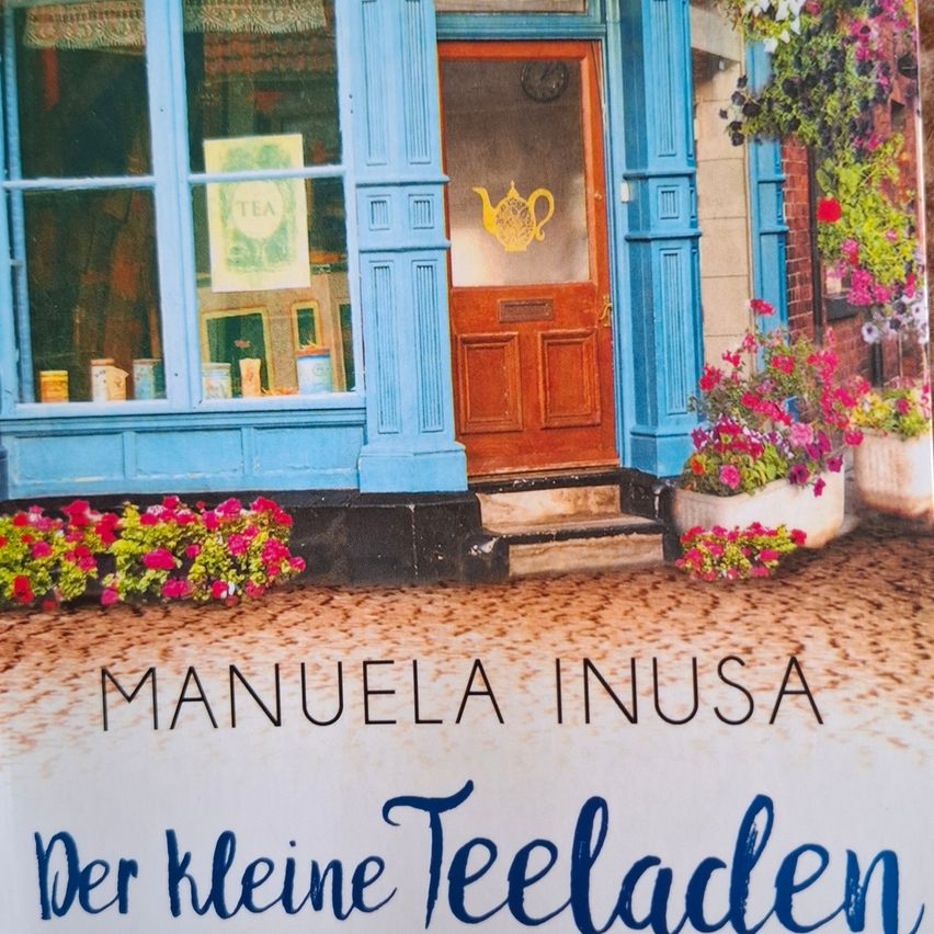 Das Bild zeigt ein Buchcover mit einem blauen Ladenlokal, einer Holztür und einem Schild mit der Aufschrift 'TEA'. Der Laden hat Glasfenster, und davor stehen Blumen. Der Buchtitel lautet 'Der kleine Teeladen'.