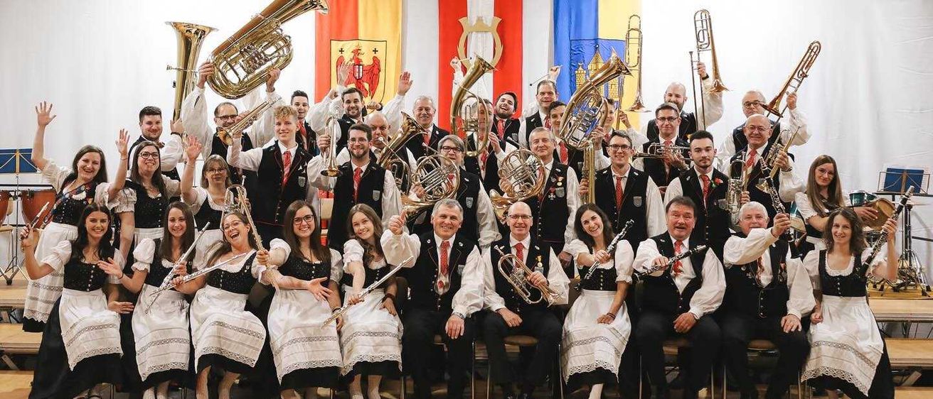 Bild enthält, Group Performance, Person, Music, Music Band, Musician, Performer, Adult, Bride, Female, Woman