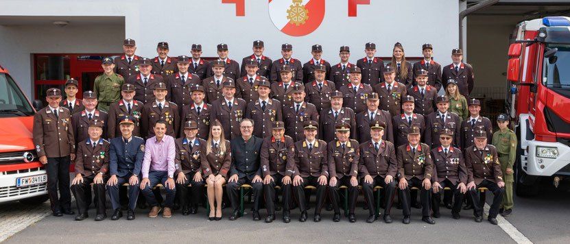 Bild enthält, People, Person, Transportation, Truck, Vehicle, Clothing, Coat, Car