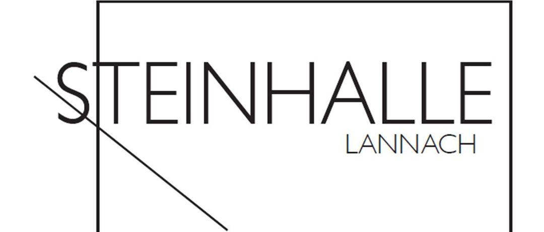 Ein weißer quadratischer Rahmen mit schwarzem Rand enthält den Wort 'STEINHALL' in schwarzen Großbuchstaben. Darunter steht in kleineren schwarzen Buchstaben das Wort 'LANNACH'.
