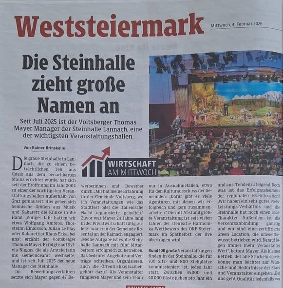 Ein Zeitungsartikel mit dem Titel 'Weststeiermark' zeigt ein Foto einer Theateraufführung. Der Artikel handelt von der Steinhalle Lannach, einem bedeutenden Veranstaltungsort, und erwähnt Thomas Mayer, den Manager seit Juli 2025. Das Foto zeigt ein Publikum und Darsteller auf der Bühne.