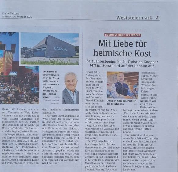 Der Artikel hebt Christian Knopper hervor, einen Koch, der seit zwei Jahren in Seestüberl in Seefeld kocht. Knoppers kulinarische Reise umfasst traditionelle österreichische Gerichte wie Suppe, Wiener Schnitzel und Kaiserspatzle. Er betont die Bedeutung der Verwendung lokaler Zutaten. Der Artikel diskutiert auch Knoppers modernen Ansatz beim Kochen und seinen Fokus auf die Schaffung einer einladenden Atmosphäre.