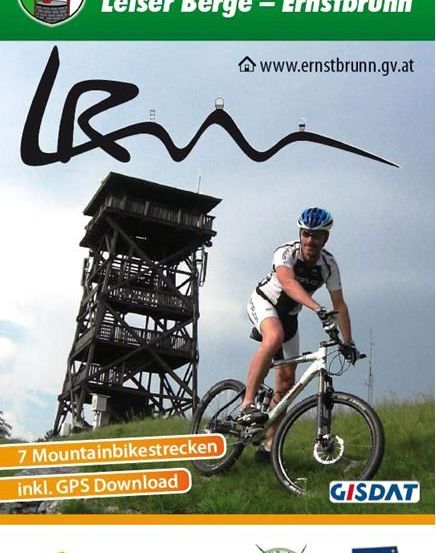 Ein Plakat bewirbt Mountainbike Arena Leiser Berge - Ernstbrunn mit einem Mountainbiker, einem Aussichtsturm und sieben Mountainbike-Strecken mit GPS-Download.