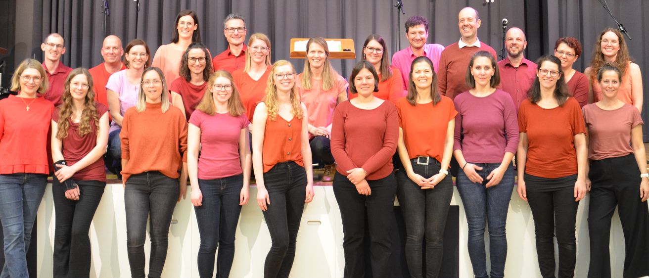 Bild enthält, Stage, Group Performance, Person, People, Jeans, Groupshot, Musician, Shoe, Face, Concert