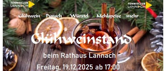 Eine Werbung für einen Glühweinstand beim Rathaus Lannach am Freitag, 19.12.2025, ab 17:00. Die Szene zeigt ein warmes Getränk mit Zimt und Orangenscheiben, umgeben von Tannenzapfen und einer festlichen Atmosphäre.