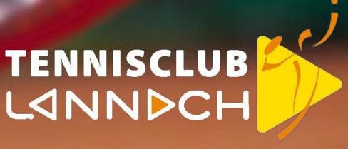 Das Tennisclub Lanndach Logo, mit weißem Text auf einem roten und grünen Farbverlaufshintergrund, einem gelben Dreieckssymbol und einem orangefarbenen Umriss.
