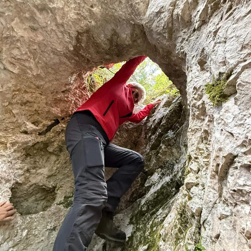 Eine Person klettert an einer Felswand.