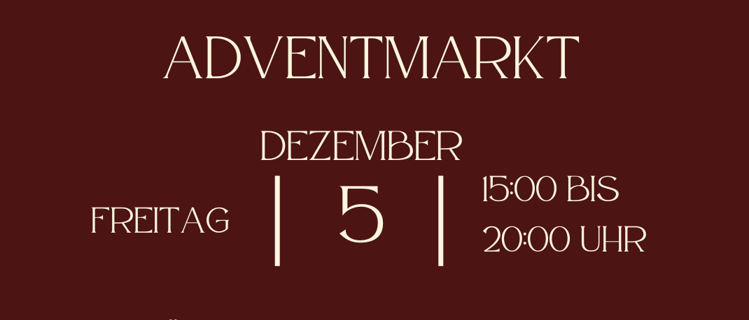 Ein Werbeplakat für den Adventmarkt von Trof Alagher am 5. Dezember von 15:00 bis 20:00 Uhr, mit Weihnachtskerzen und Getränken wie Glühwein, Bier, Punsch, Saft und Kaffee. Es lädt Besucher ein.