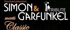 Ein Bild einer Band, die auf der Bühne auftritt, mit dem Titel 'Simon & Garfunkel trifft Klassik' über ihnen. Die Band besteht aus Geigern, Cellisten und zwei Männern, die Gitarre spielen und singen.