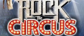 Werbeposter für die Show 'Rock the Circus' mit einer Künstlerin in der Luft, blaue und rote Lichter beleuchten den Hintergrund. Die Show verspricht atemberaubende Kunstfertigkeit und legendäre Rock-Songs in einer einzigartigen Präsentation.