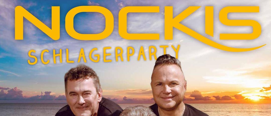 Werbeposter für ein Schlagerparty-Konzert mit fünf Personen, die bei Sonnenuntergang am Strand stehen. Der Text kündigt einen zusätzlichen Termin für den 28. November 2026 in der Messehalle 2 in Freistadt an.