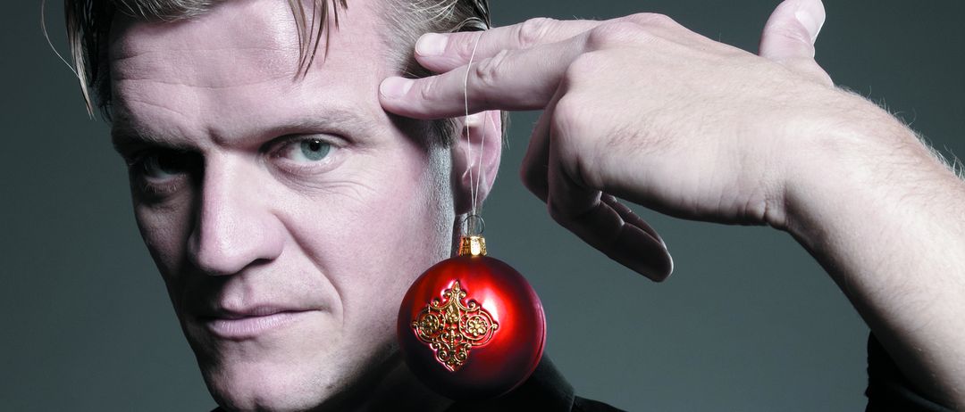 Bild enthält, Finger, Hand, Person, Adult, Male, Man, Accessories, Face, Cosmetics, Perfume