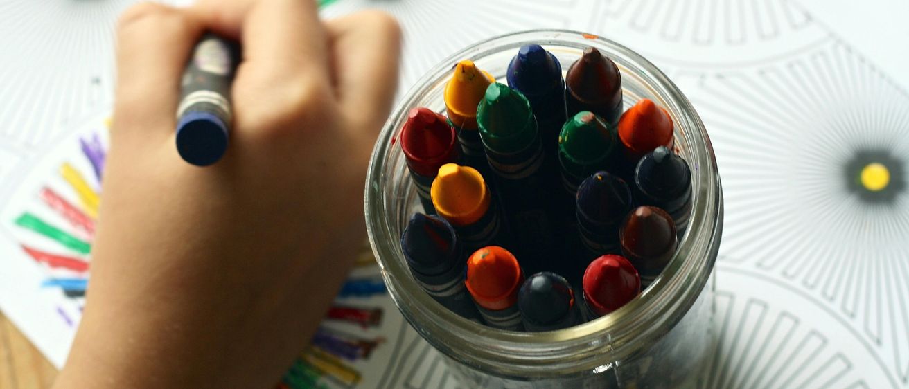 Bild enthält, Person, Crayon, Medication, Pill