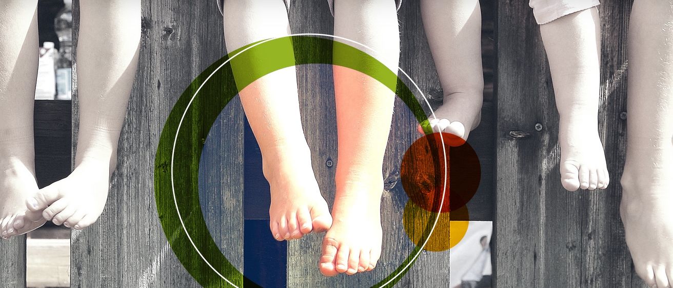 Zwei nackte Füße mit lackierten Zehennägeln stehen auf einer Holzoberfläche. Grüne und braune Kreise umrahmen die Füße. Rechts ist ein kleines Bild einer Person zu sehen.