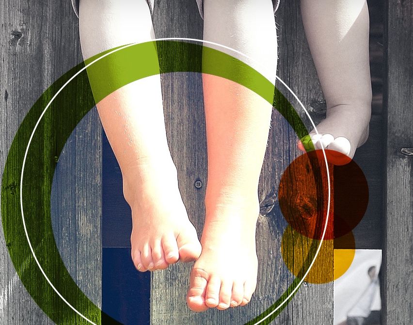 Zwei nackte Füße mit lackierten Zehennägeln stehen auf einer Holzoberfläche. Grüne und braune Kreise umrahmen die Füße. Rechts ist ein kleines Bild einer Person zu sehen.