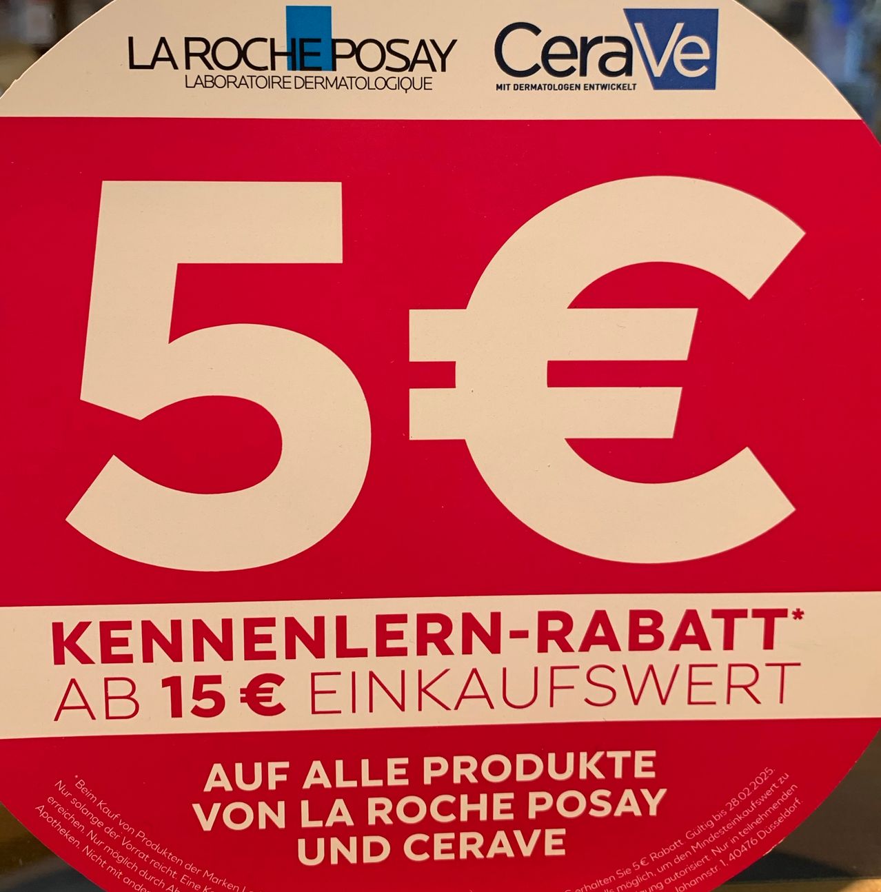 Bild enthält, Advertisement, Poster, Symbol, First Aid, Text, Sign, Number