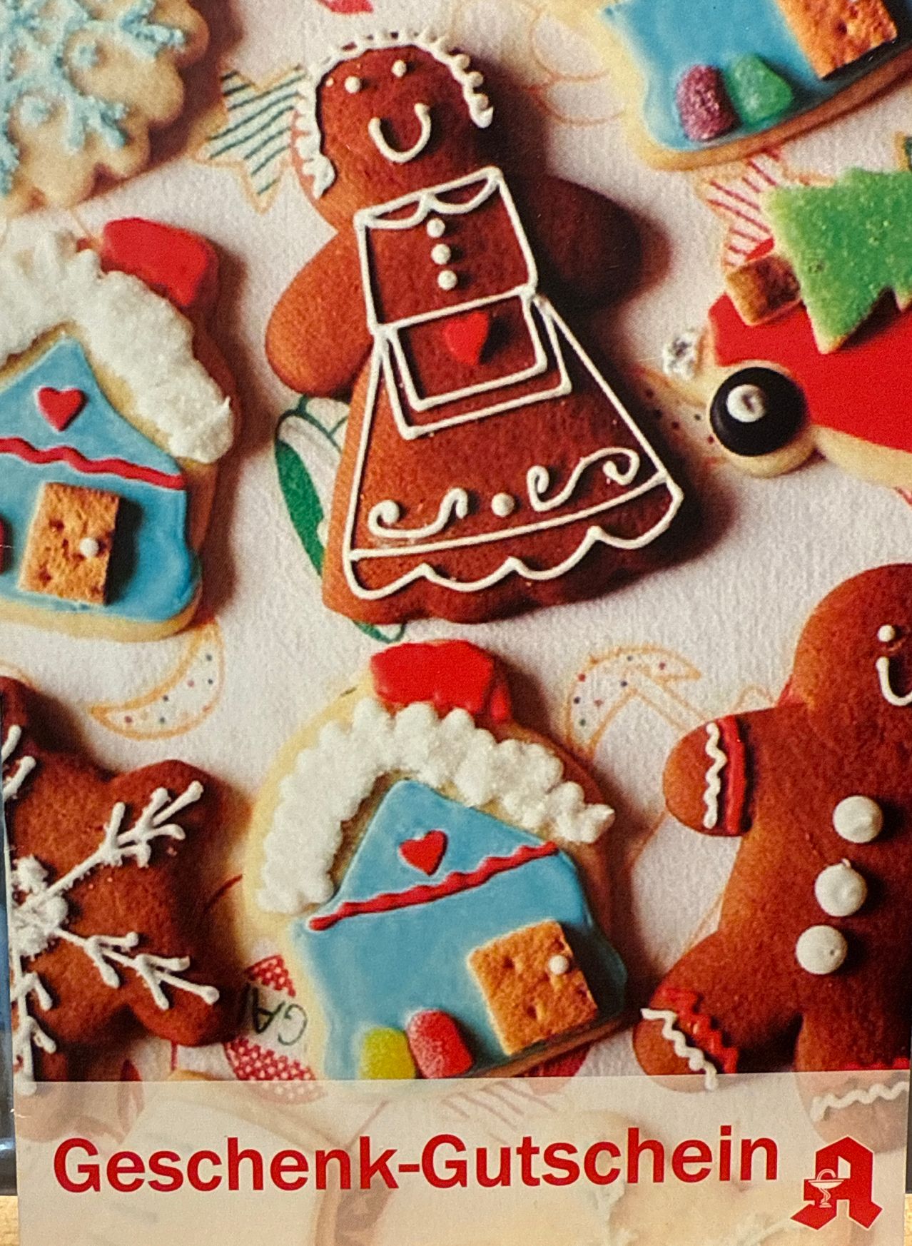 Eine Sammlung dekorierter Lebkuchen enthält einen Lebkuchenmann, ein Lebkuchenhaus und einen Lebkuchenwagen, jeweils mit einzigartigen Zuckergussdesigns.