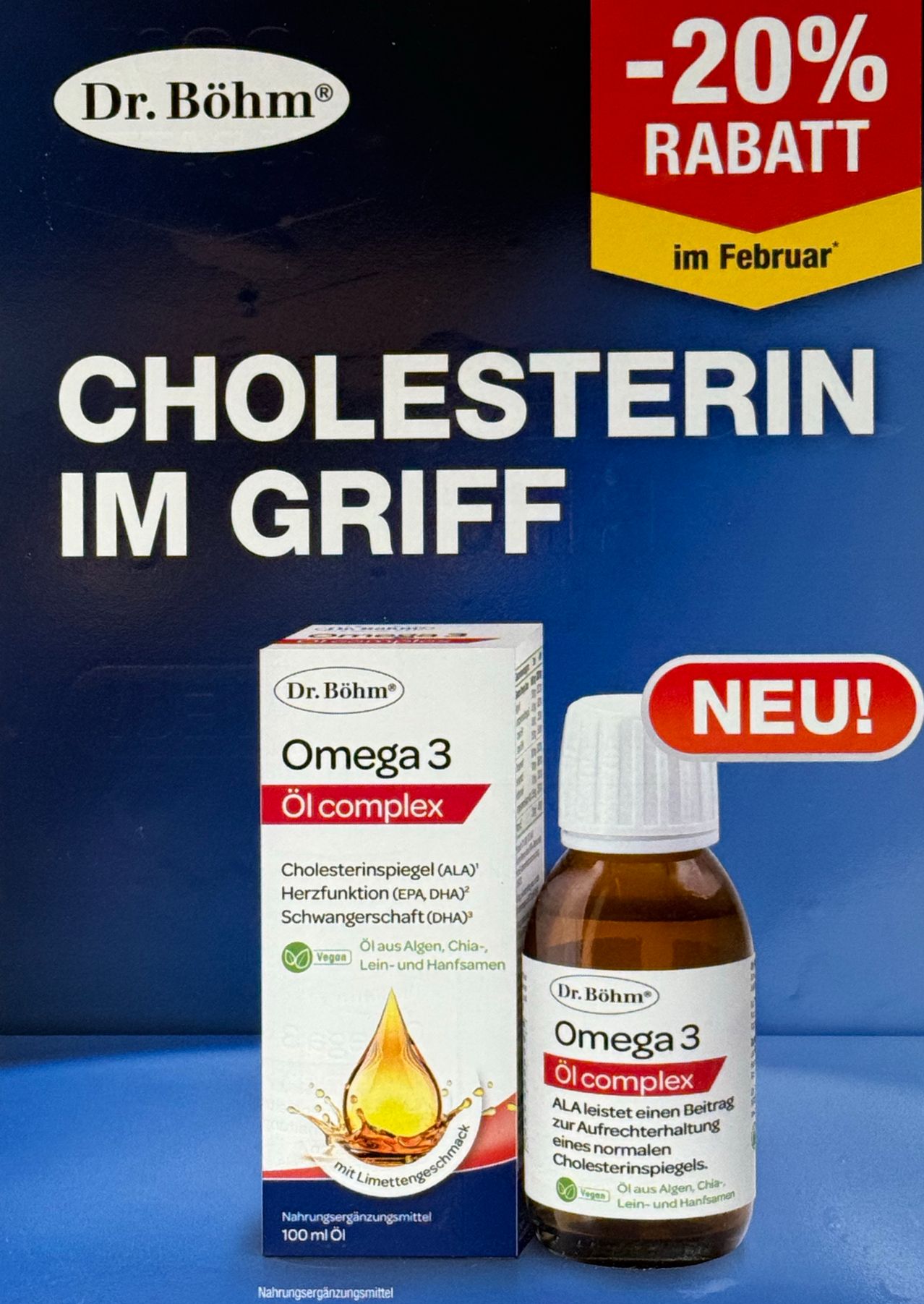 Eine Flasche von Dr. Bohm's Omega 3 Öl Komplex steht neben ihrer Schachtel, beide auf einem blauen Hintergrund. Die Schachtel hat ein rotes Etikett und die Flasche einen weißen Verschluss. Der Text im Hintergrund lautet 'Cholesterin im Griff' und 'im Februar'.