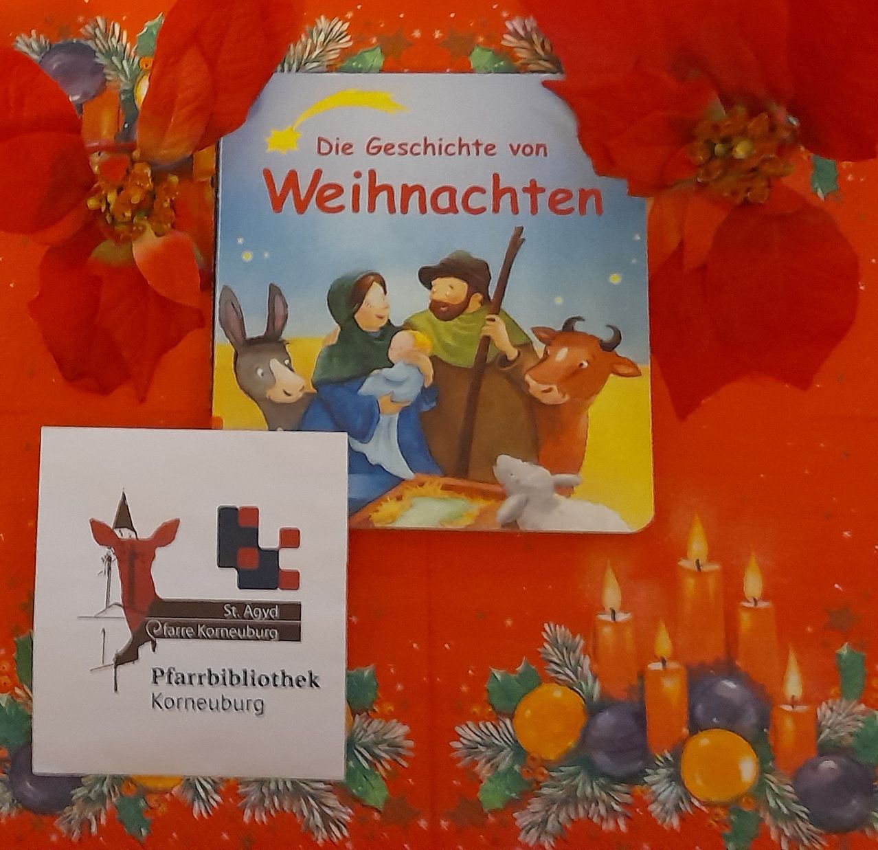 Ein Buch mit dem Titel 'Die Geschichte von Weihnachten', einer Weihnachtsszene, einer Karte mit Logo und Kerzen mit Ornamenten.