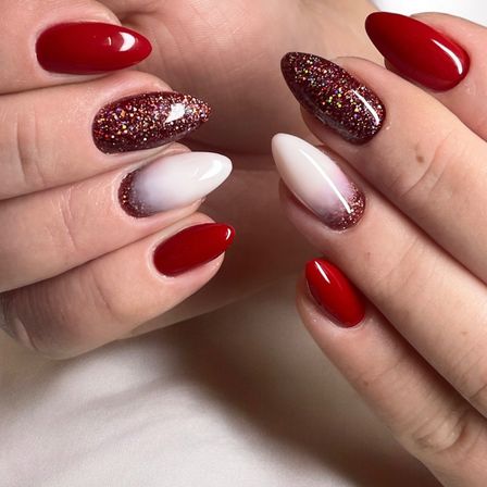 Bild enthält, Body Part, Hand, Person, Cosmetics, Nail, Nail Polish