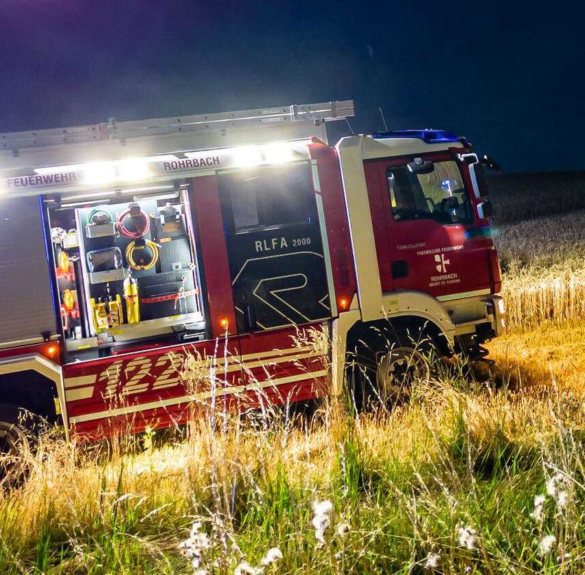 Bild enthält, Truck, Vehicle, Nature, Outdoors, Fire Truck, Wheel, Person