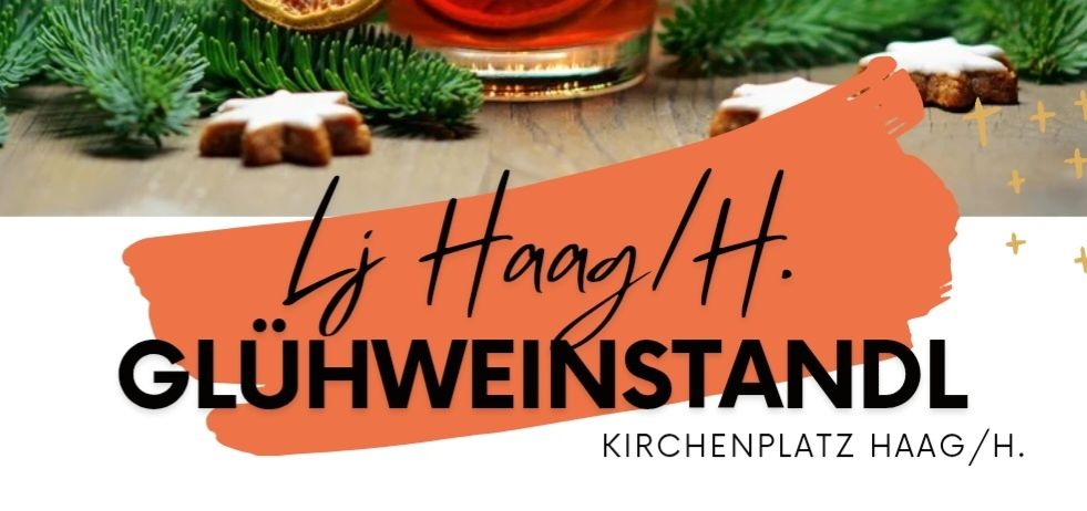 Eine Tasse mit heißem Getränk, wahrscheinlich Glühwein, auf einem Holztisch, umgeben von Tannenzweigen und Keksen. Eine Scheibe getrockneter Orange liegt neben der Tasse. Das Bild ist eine Werbung für Glühweinstand in Haag/H. am 4. und 5. Dezember.