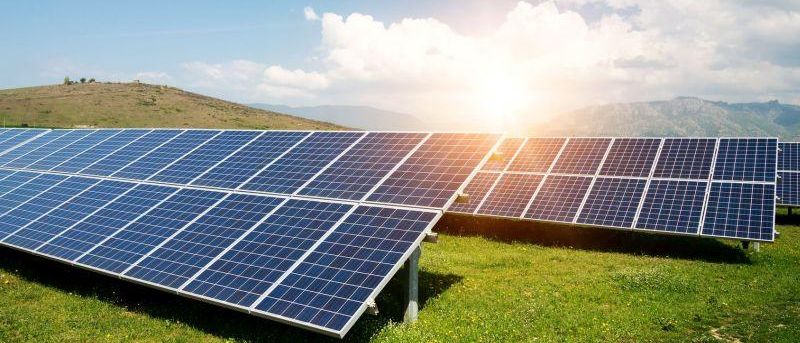 Bild enthält, Electrical Device, Solar Panels, Outdoors