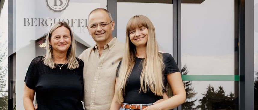 Bild enthält, Clothing, Pants, Jeans, Adult, Female, Person, Woman, Accessories, Belt, Groupshot