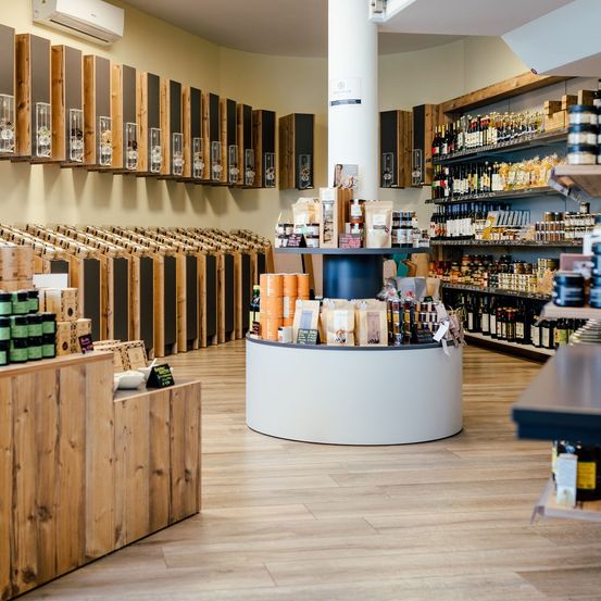 Bild enthält, Alcohol, Beverage, Liquor, Wine, Shop, Indoors, Wine Cellar, Architecture, Building, Interior Design