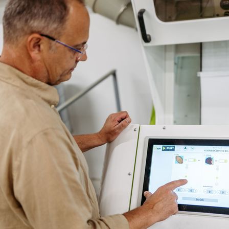 Bild enthält, Adult, Male, Man, Person, CAD Diagram, Head, Computer Hardware, Face, Computer, Monitor