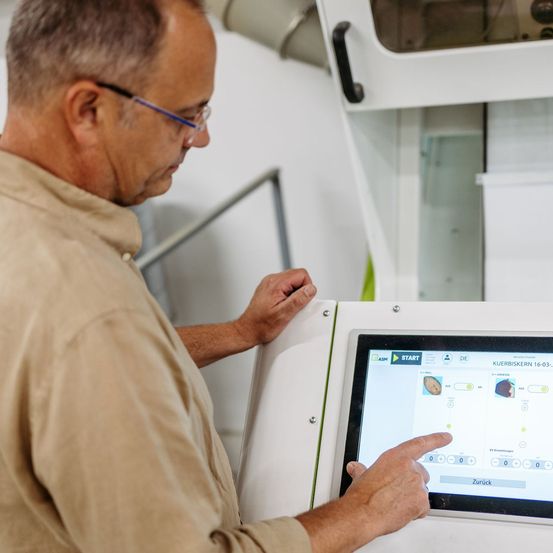 Bild enthält, Adult, Male, Man, Person, CAD Diagram, Head, Computer Hardware, Face, Computer, Monitor