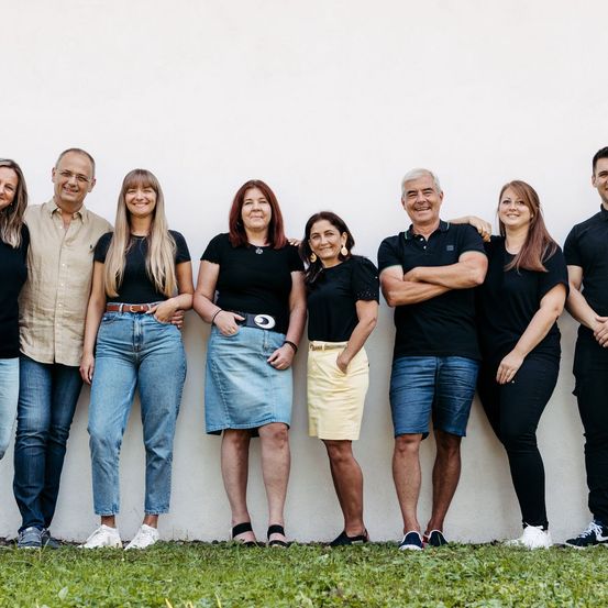 Bild enthält, Groupshot, Person, Pants, Skirt, Adult, Male, Man, People, Shorts, Woman