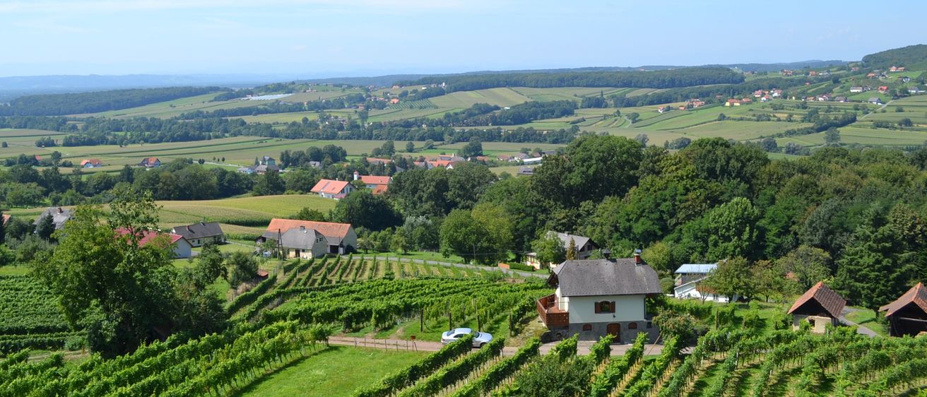 Bild enthält, Outdoors, Nature, Countryside, Rural, Architecture, Building, Farm, Car, Aerial View, Village
