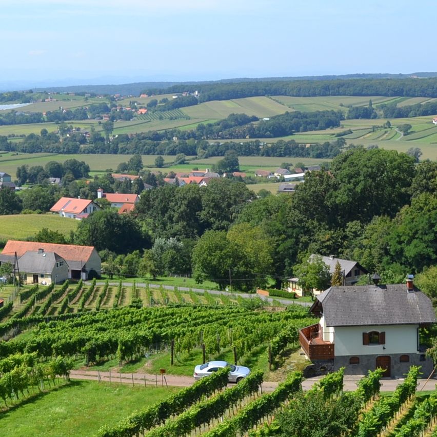 Bild enthält, Outdoors, Nature, Countryside, Rural, Architecture, Building, Farm, Car, Aerial View, Village