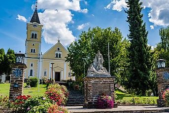 Bild enthält, Housing, Villa, Grass, Outdoors, Nature, Park, Vegetation, Bell Tower, Spire, Cathedral