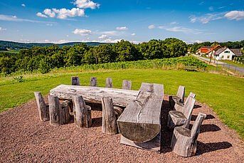 Bild enthält, Grass, Bench, Furniture, Nature, Outdoors, Scenery, Tree, Table, Wood, Dining Table