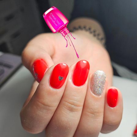 Bild enthält, Cosmetics, Body Part, Hand, Person, Finger, Nail Polish