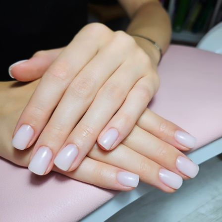 Bild enthält, Person, Skin, Body Part, Hand, Baby, Finger, Cosmetics