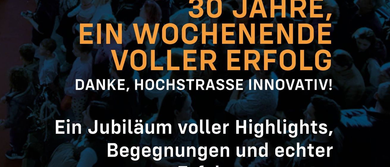 Menge um ein Auto versammelt, feiert 30-jähriges Jubiläum. Text: '30 Jahre, eine Woche voller Erfolg, danke, Hochstrasse Innovativ!' Highlights, Begegnungen und echte Erfolgsmomente.