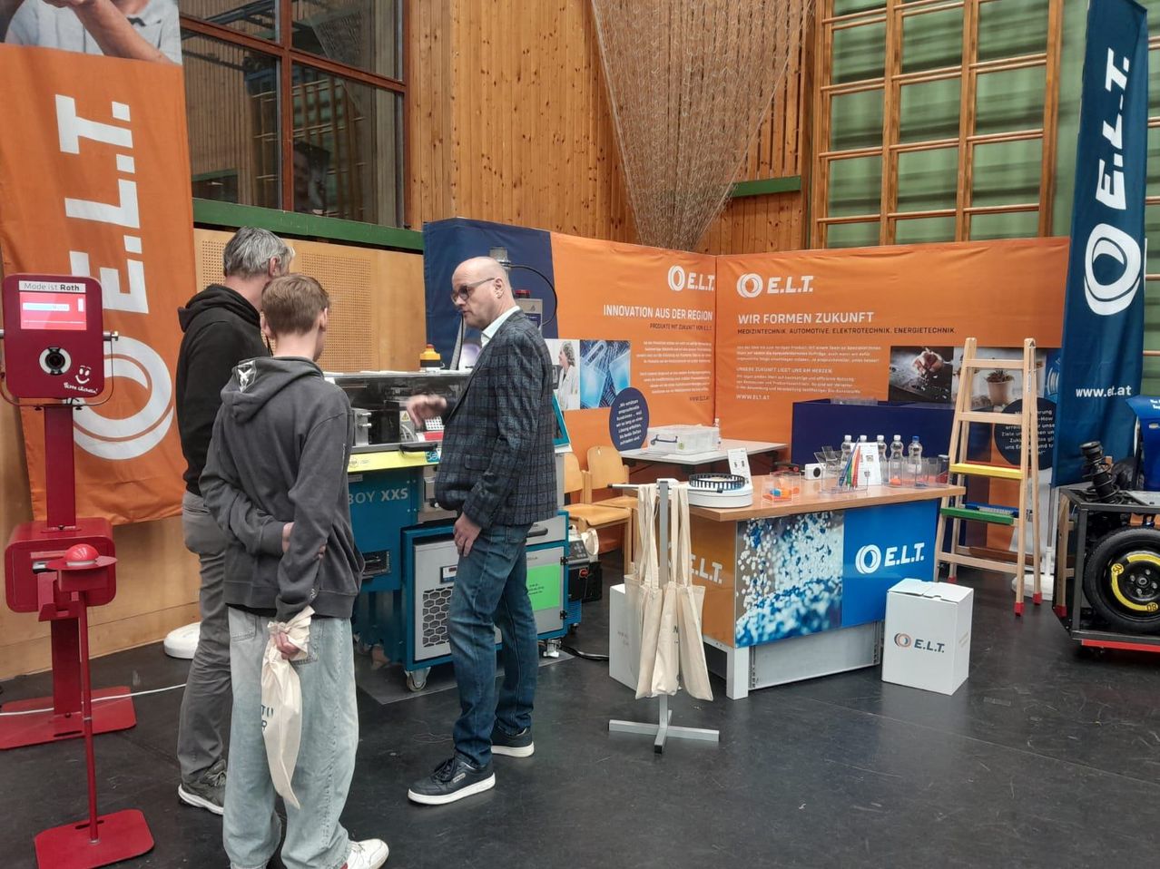 Bild enthält, Pants, Boy, Male, Person, Teen, Adult, Man, Factory, Manufacturing, Workshop