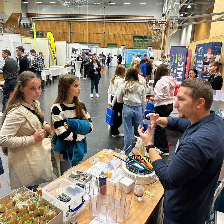 Bild enthält, Cafeteria, Indoors, People, Person, Adult, Female, Woman, Male, Man, Shop